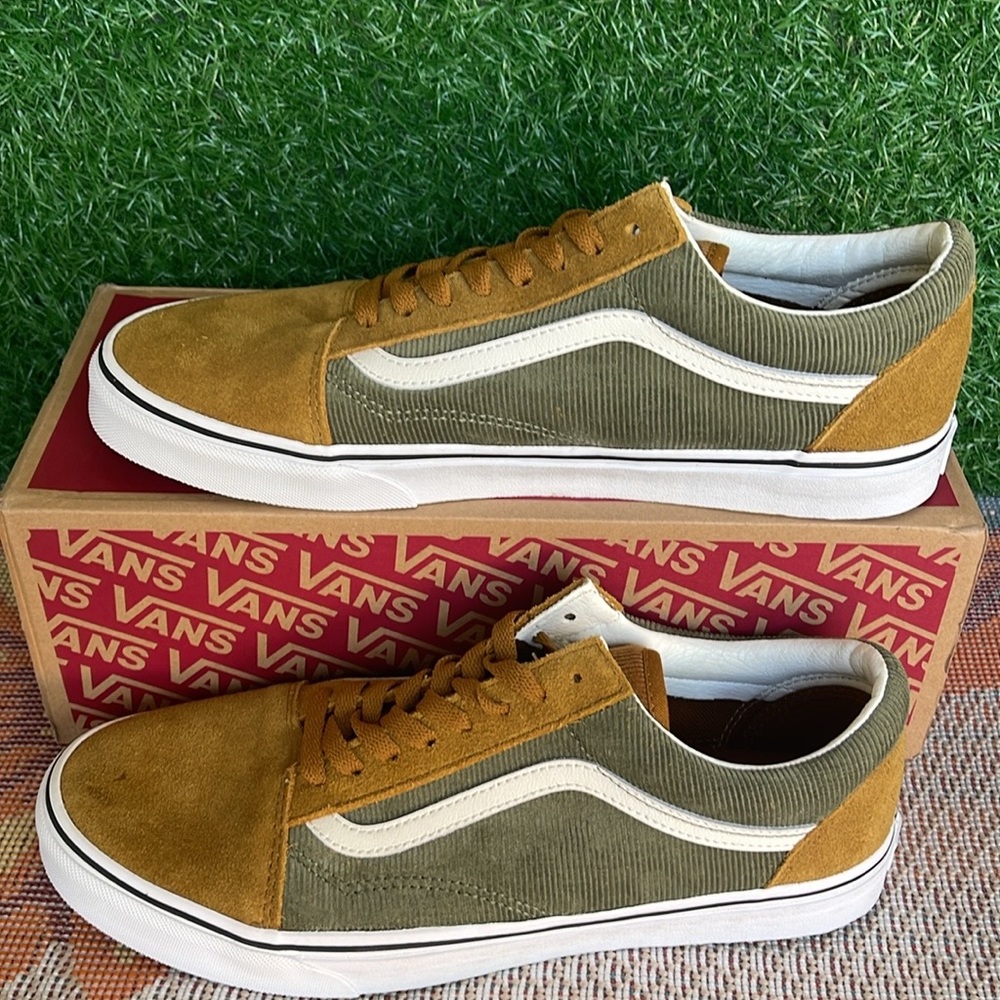 Vans Men’s Old Skool
Mini Cord Green/Brown
VN000ZNIT20A
Old Skool Corduroy Shoe - Picture 4 of 16